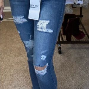 Almost Famous Women’s High Rise Skinny Jeans Size 7. Medium wash
